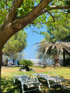Villa Nefeli in front of the beach